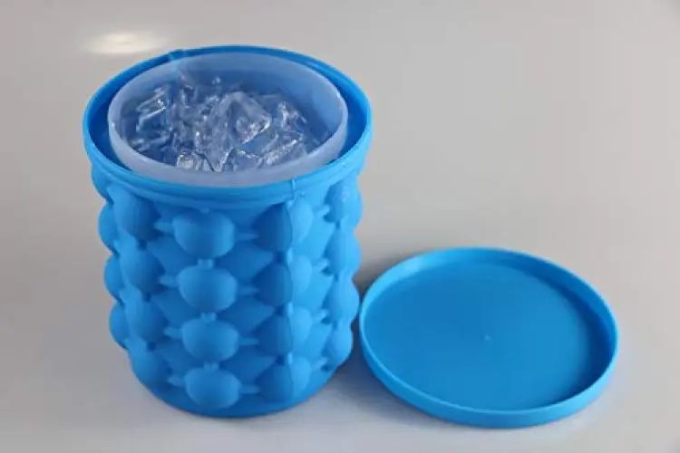 Compact ice maker bucket